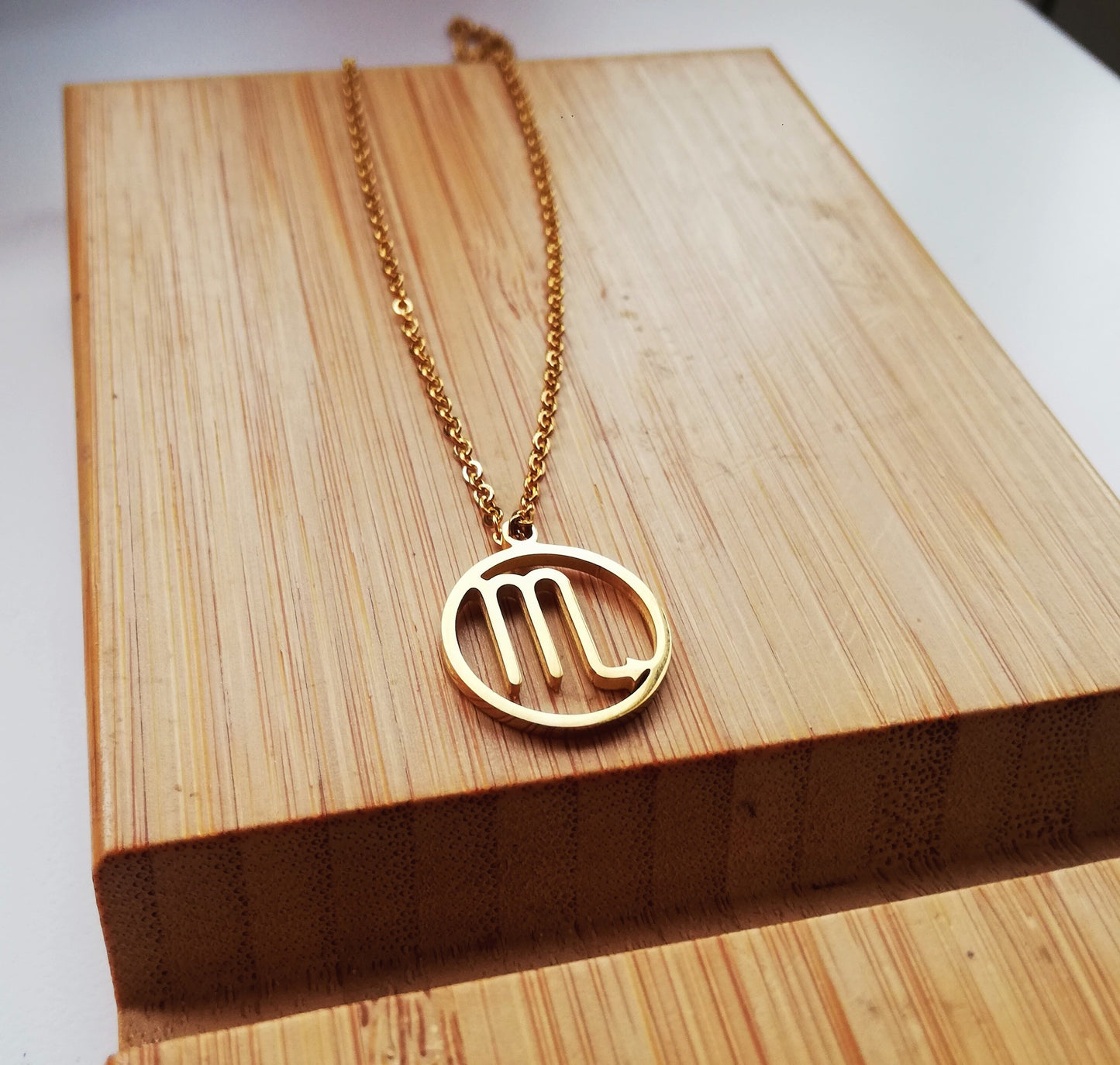 collier évidé scorpion doré