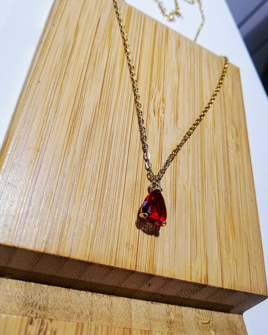 Collier Mélyne  pendentif goutte facetté couleur rouge
