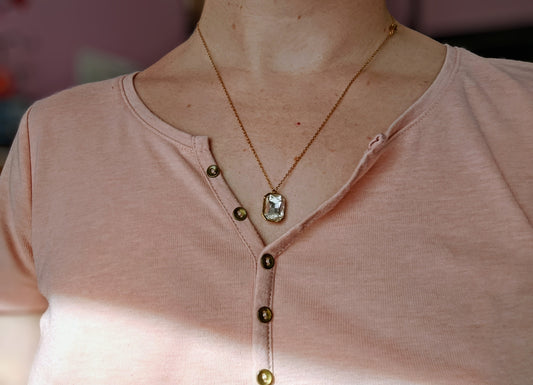 Collier Aurora - Chaîne acier inox doré et pendentif rectangle facetté en verre
