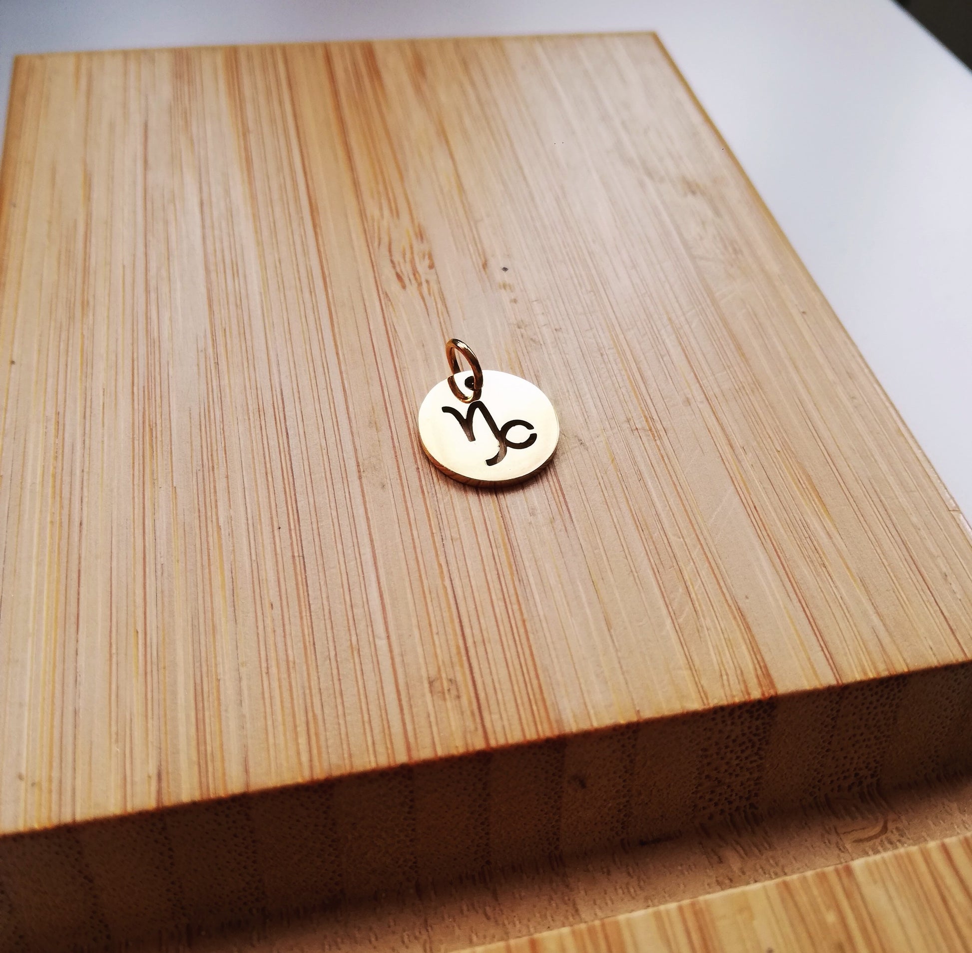 charm capricorne doré